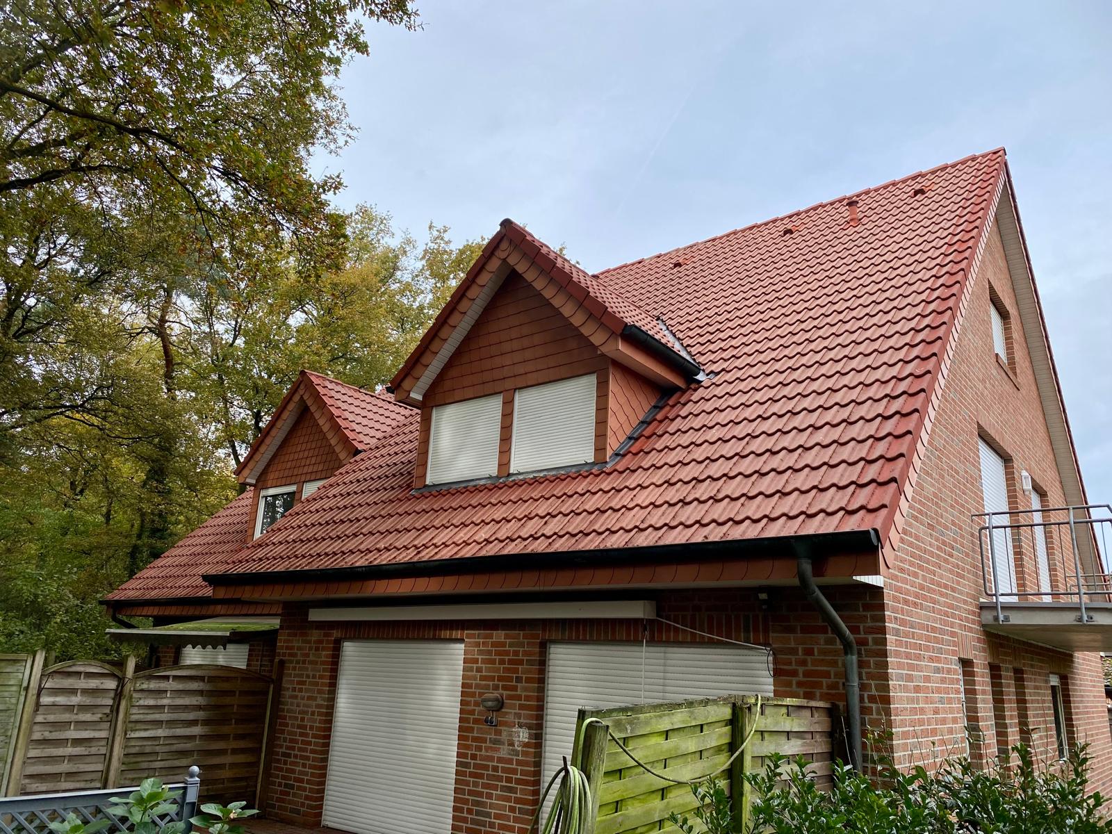 Nachher-Zustand: Die Dachfl&auml;che ist komplett von Moos befreit und sieht optisch wie neu aus.