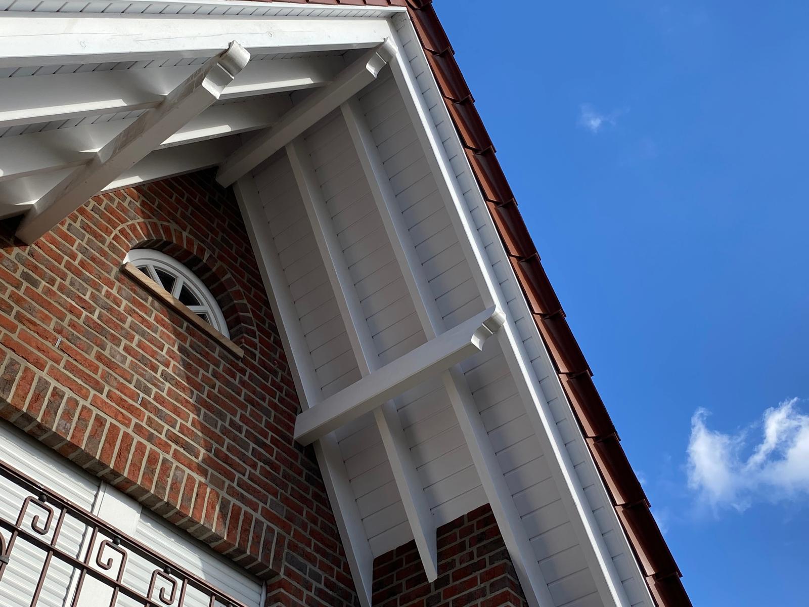 S&auml;uberung wei�er Dach&uuml;berst&auml;nde und Gesimse f&uuml;r ein gepflegtes Gesamtbild des Hauses.