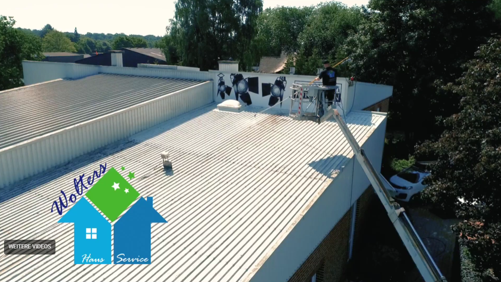 Vorschaubild des Erkl&auml;rvideos: So wird ein Dach professionell und schonend gereinigt.